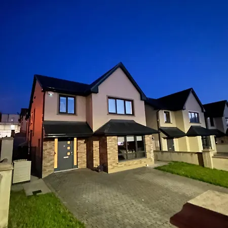 1 Luxurious In Family منزل للإقامة *